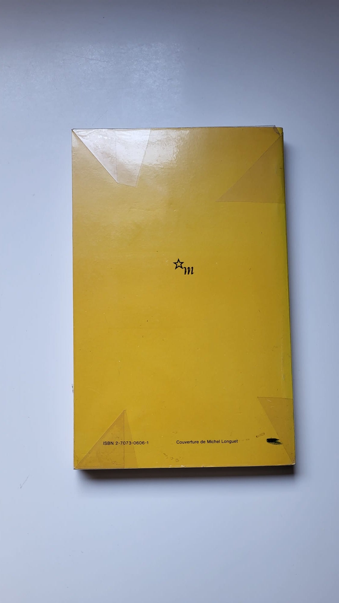 Un anneau d'argent à l'oreille